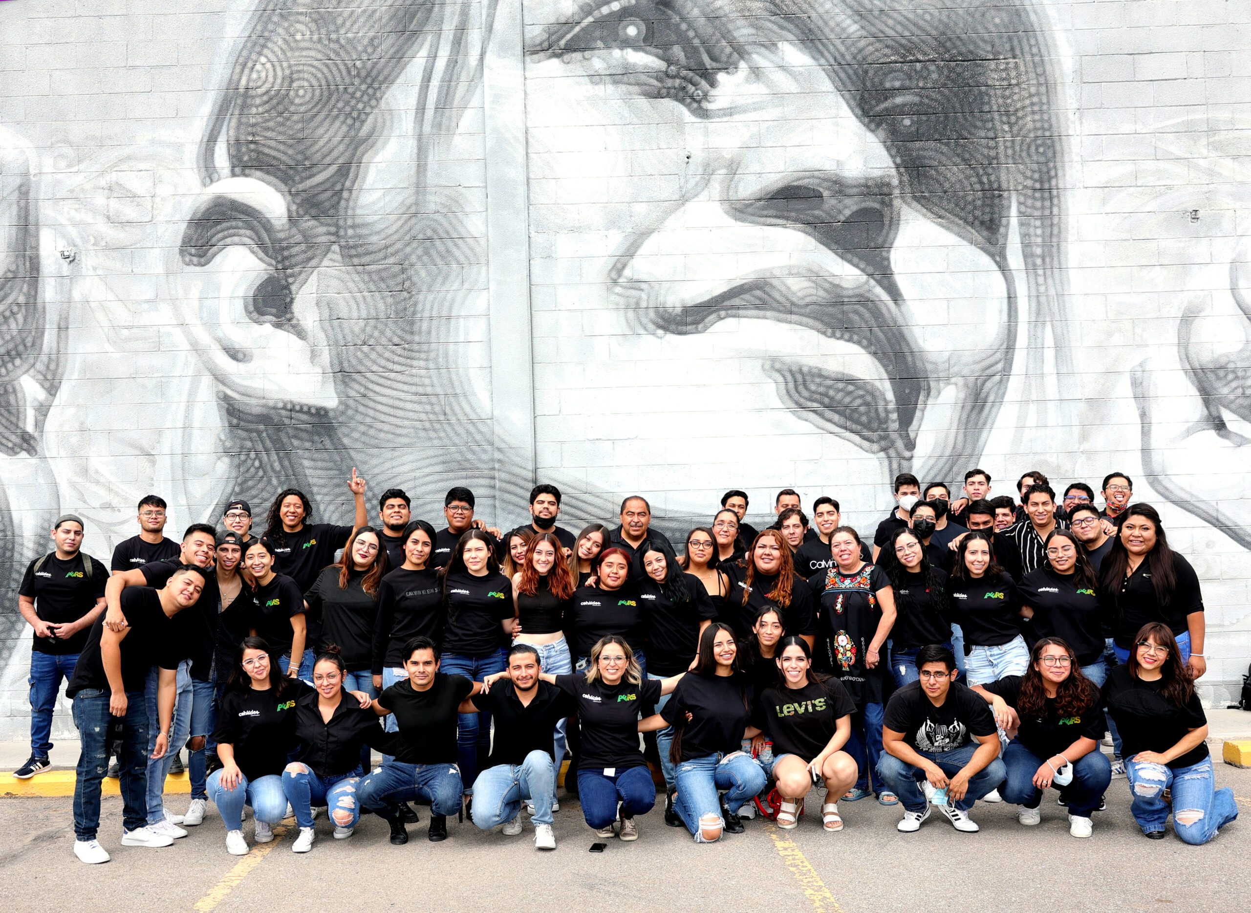 Equipo y participantes de Cehlíder frente a un mural en Ciudad Juárez